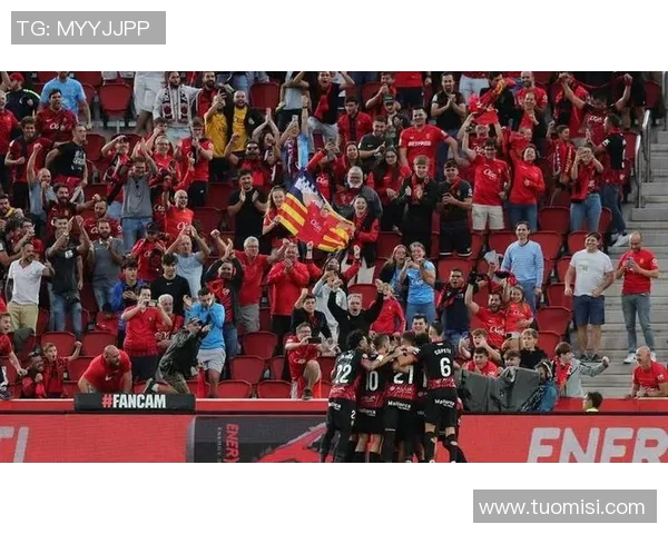 巴萨逆袭击败皇马，升至西甲积分榜第三位置